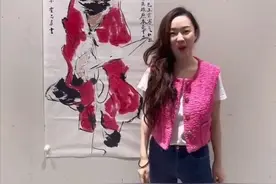 霍思燕五一闲赋在家！穿3万马甲画画，发际线后移被称“贝勒爷”图片