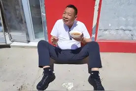胖东来老板近照曝光，手捧面碗席地而坐，网友:谁相信他身价上亿图片