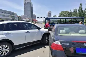 发生交通事故后，先报警还是给保险打电话？很多车主搞错顺图片