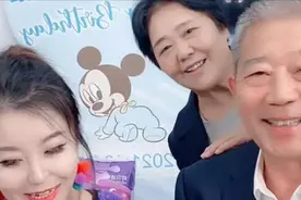 67岁生下“天赐”宝宝后，1儿1女却要断绝关系，2人现靠直播赚钱图片