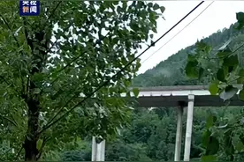 多地遭暴雨突袭，有铁路桥部分垮塌！情侣订婚路上被洪水围困，男生：先救她图片