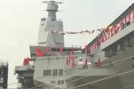 福建舰右舷外飘为何缺一块？载机巡洋舰设计的残留，原为吊机位置图片