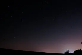 太阳能照亮地球，为何太空中却是一片漆黑？太阳光如何到达地球的图片