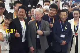 吴京遭性感女性骚扰！被挽手摸身靠肩避无可避，勉强装笑表情尴尬图片