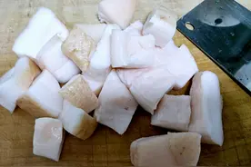 肥肉扔了太浪费，外婆这么做，出锅外酥里软不油腻，咬一口满嘴香图片