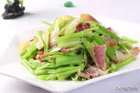炒腊肉不咸不柴的方法，芹菜炒腊肉，芹菜鲜嫩清香，腊肉醇香好吃图片