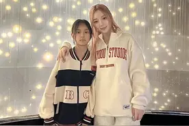 李小璐带女儿出游，10岁甜馨青春期头小手大，母女身高只差半个头图片