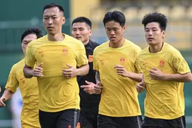 和国足同坐头等舱！博主吐槽国脚：撩妹喝酒吃垃圾食品，脏话不断图片