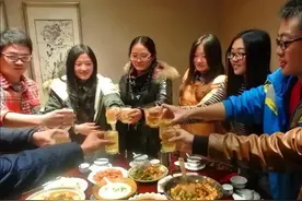 同学聚餐我一夹菜就有人转盘，无意看到同学给我的备注，果断退群图片