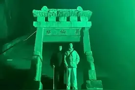 爆笑有梗：晚上不要在泰山顶上拍照，否则·图片