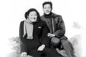 章含之有多美？1956年在颐和园留影，那年她21岁气质非凡！图片