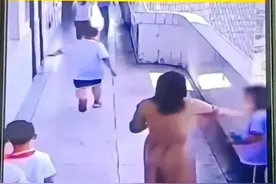 女孩不小心碰到老师，却被老师用脚踢，揪着衣领拖进教室…图片