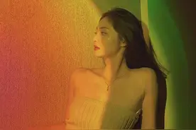 当辣妹们玩起光剑变装！网友：感谢，让我见识到各种颜色的吊带…图片