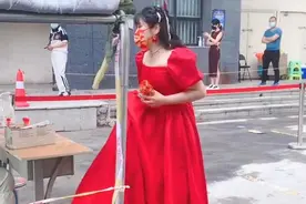 河南：结婚当天赶上全员核酸，新娘送上喜糖，收获到全场人的祝福图片