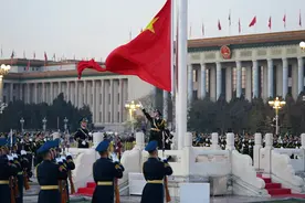 遗憾了！男人连夜去天安门广场看升旗睡着，结果仪式结束还没醒图片