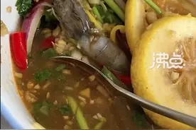 女子上网学做生腌虾食物中毒，自制生腌需警惕！轻则“窜稀”，重则“中毒”！图片