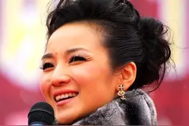 管彤：比董卿早进央视5年，41岁结婚42岁当高龄产妇，她现状如何图片