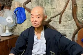 16年前，大爷在家挖出鱼泉，靠卖鱼年入30万，现在怎样了？图片