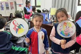 童心巧绘团扇 将非遗融入生活图片