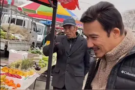 港星李子雄农村赶集接地气！娶回族第一美定居内地，儿子似混血图片