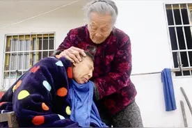 三个猴娃的母亲：近亲结婚生下猴娃，照顾58年，105岁仍苦苦支撑图片