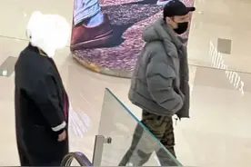 张艺兴大年三十陪妈妈逛街，双手插兜打扮低调，被夸赞好孝顺图片