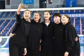 赛后，袁心玥当自拍杆！高意、胡铭媛、郑益昕、王媛媛5副攻合影图片