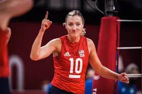 3位功勋主攻隐退！美国女排新老交替问题严重，罗宾逊还在坚持图片