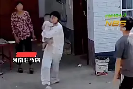 河南一女子：抱着8个月的婴儿，被婆婆无情殴打，丈夫却左右为难图片