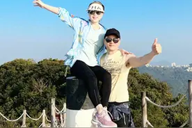 吕良伟夫妇共爬山，妻子坐柱子上秀美照，老夫少妻爱情成就佳话图片