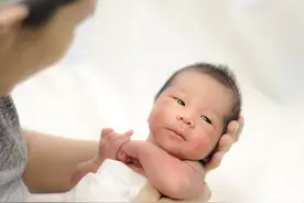 宝宝一吃母乳就“犯困”，哄睡一会儿就醒了？原因其实很暖心图片