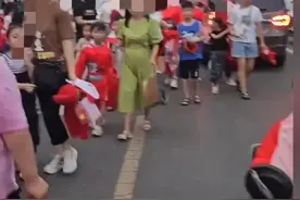 郑州幼儿园招生：38℃高温让孩子穿厚装行走数公里，老师骑车跟随图片