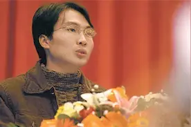 05年，洪战辉带着弃婴妹妹上大学，靠捡垃圾凑学费，后来怎样了？图片