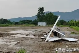 江苏镇江一小型飞机坠落农田图片