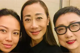张天爱为父亲办追思会，与邢嘉倩贴脸合照，鱼尾纹明显气质仍出众图片
