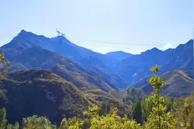 20岁的尼姑在悬崖的一处山洞里，苦修50年，为何一辈子不下山？图片