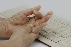经常“手麻”的人要注意！身体或是出现了4种问题，别再忽视了图片
