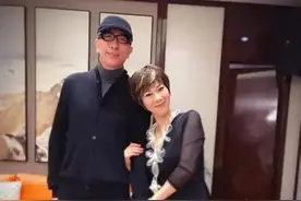 施之皓前妻曹燕华低调二婚，嫁1.93米帅气老公，年近60看着像40岁图片