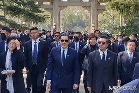马英九在中山陵写下8个大字，台湾民众迅速做出反应，民意一边倒图片