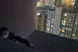 这个警察哥哥好暖！图片