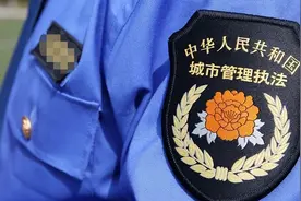 小孩憋不住当街小便，被城管抱摔，如何看待暴力执法？图片
