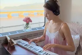 全网疯传的“在高铁上插花”视频：畸形仪式感，正在祸害中国女生图片