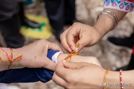 端午戴五彩绳禁忌多，牢记“1个吉时，3不要”，为家人祈平安好运图片