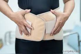 两个不良姿势，让腰越来越疼！不花钱、不开刀，在家也能防腰疼图片