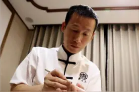 安徽小伙修脚30年，搜集客人脚皮作画，富豪愿意出20万买走图片