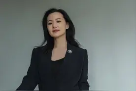 53岁咏梅才是真优雅！不穿花花绿绿、不烫小卷不扮嫩，知性又迷人图片