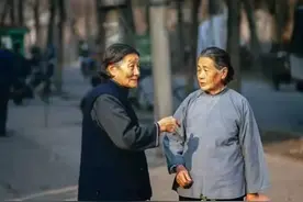 爷爷的葬礼来了个陌生人，送来一只大公鸡就走了，让奶奶泣不成声图片