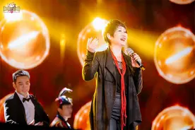 熟悉的旋律回响在申城上空，他们用这些华语金曲记录2022图片