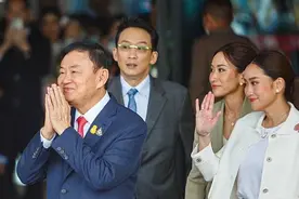 他信子女们迎接父亲回国！俩女儿行屈膝礼，妹妹英拉含泪欢送他信图片