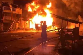 海地油罐车爆炸，62人死亡，快冒火的车上哄抢汽油，真不要命了？图片